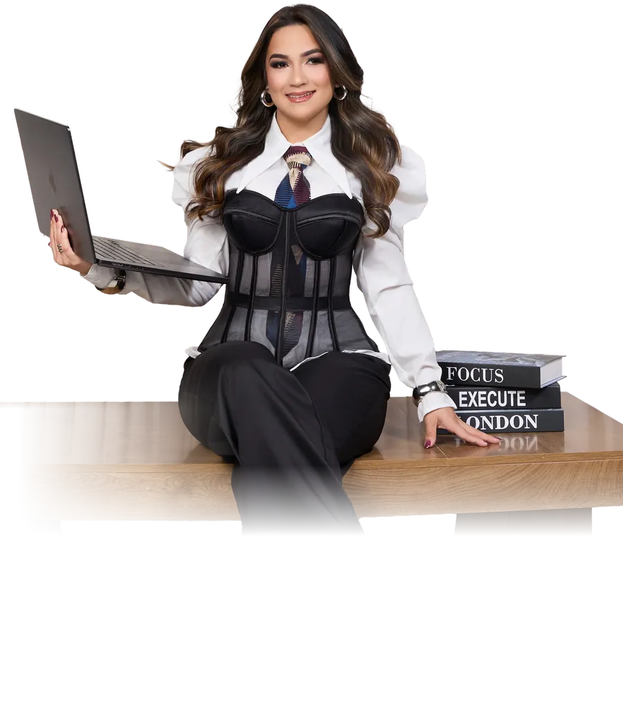 Annerys Camacho sentada sobre un escritorio con su laptop