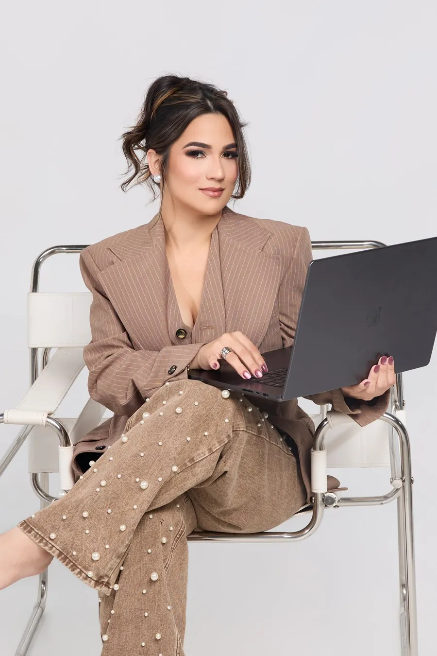 Annerys Camacho trabajando en su laptop